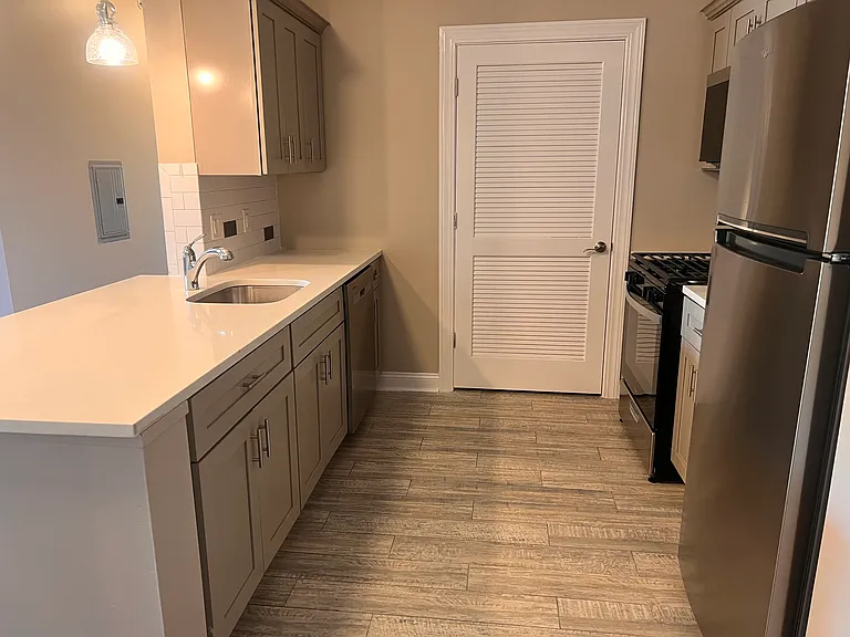 222 Montgomery St — Photo 2
