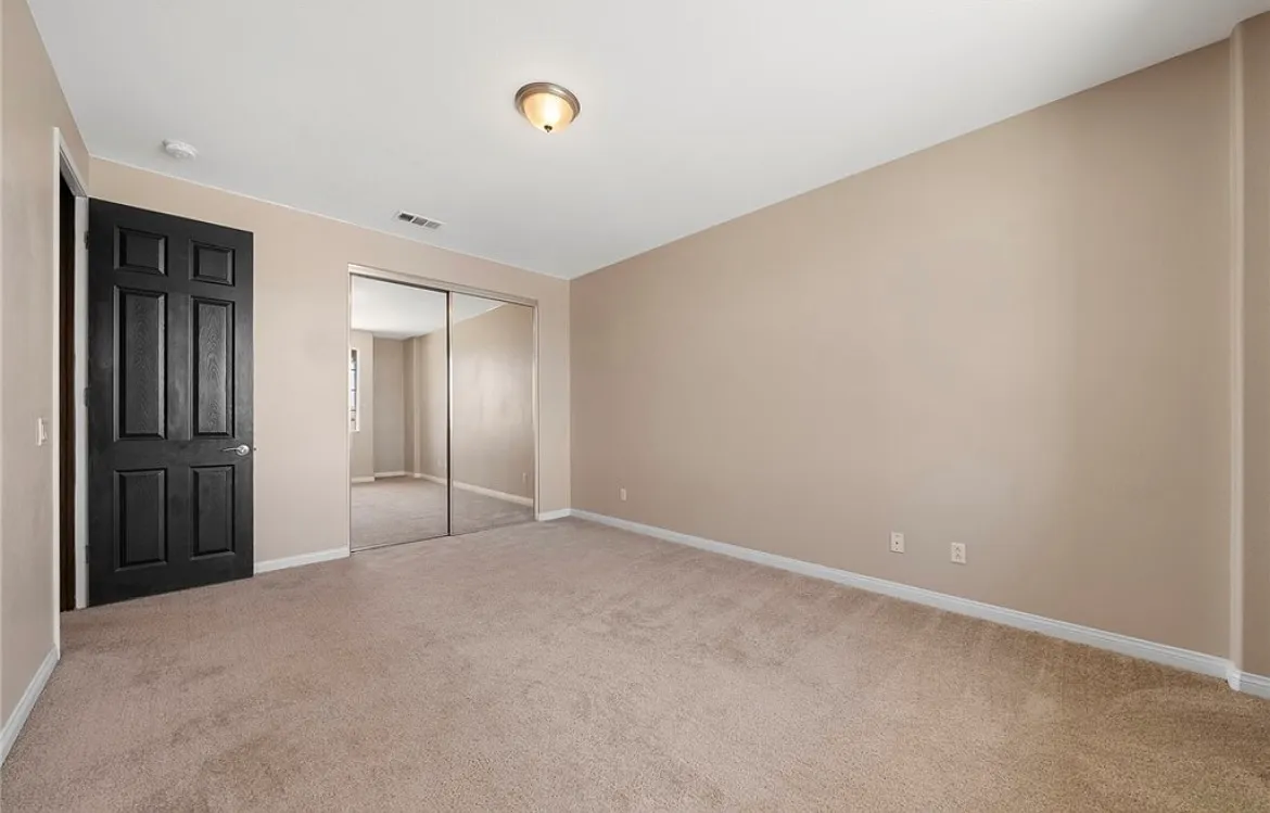 6 bed, 3.5 bath, 4500 sqft, $1,100 — Photo 1