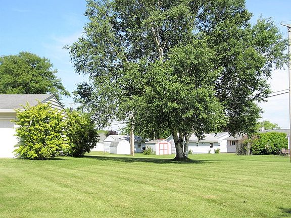 3rd image of 812 Willowood Dr W