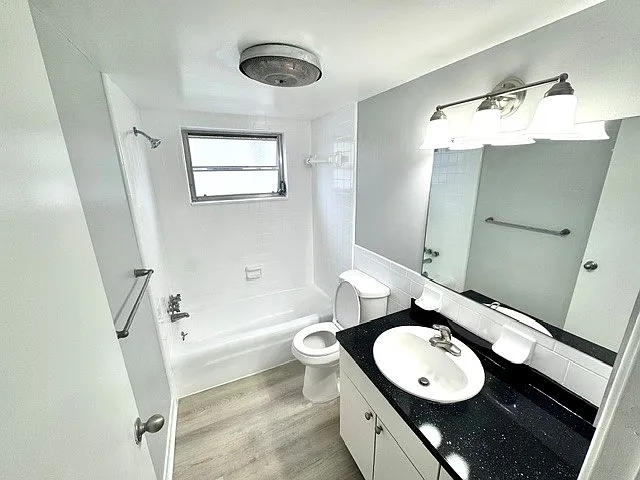 Devon Manor Apartments — Photo 30