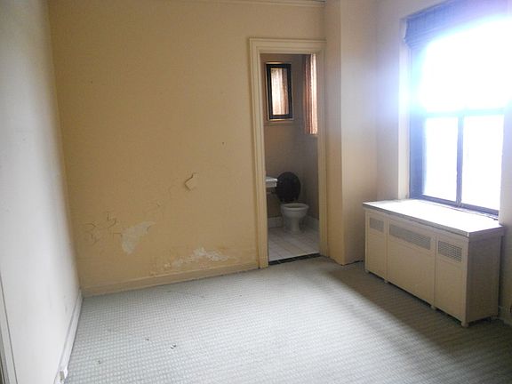 5th image of 6901 S Oglesby Ave APT 10C