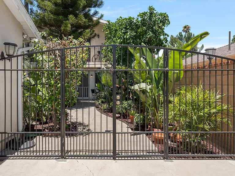 22521 Victory Blvd #B — Photo 15