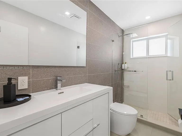 1104 N 13th Ter — Photo 17