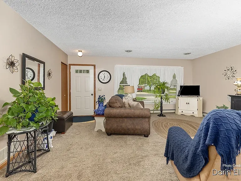 167 Holiday Dr — Photo 3