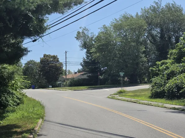 5 Bloomingdale Road, Waterford, CT 06375