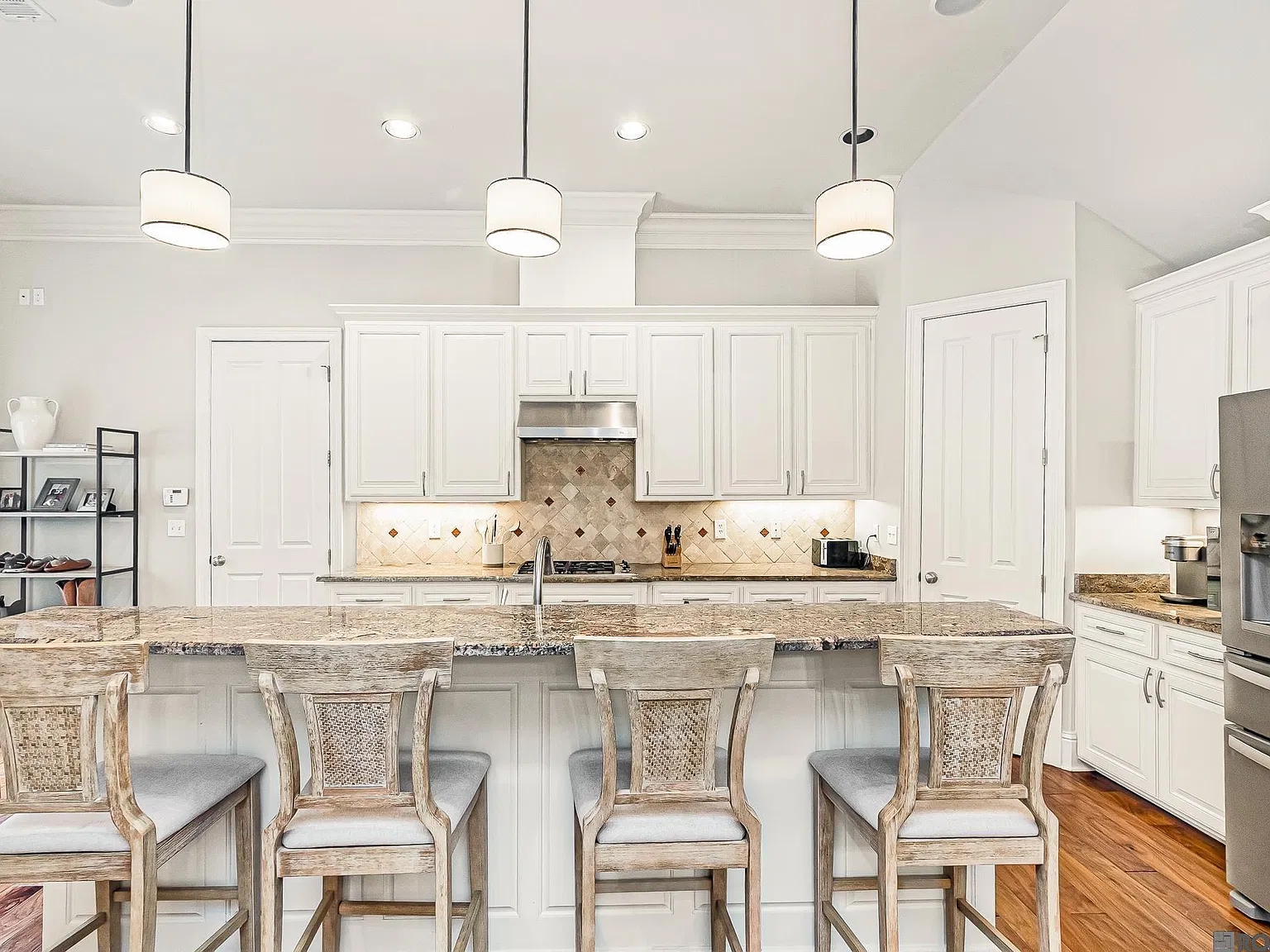 3 bed, 2387 sqft, $6,000 — Photo 3