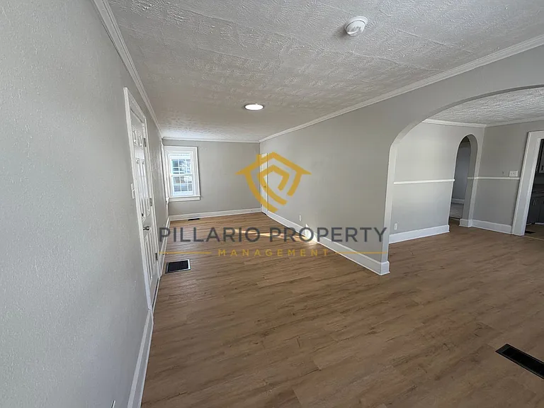 711 W 22nd St — Photo 14