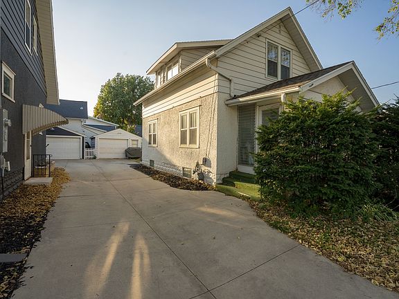 3rd image of 207 7th Ave NW