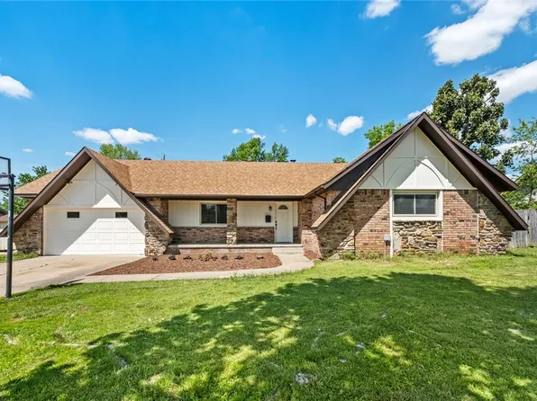 1104 S 12th St, Rogers, AR 72756