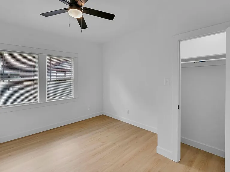 1815 Seneca Ave — Photo 18