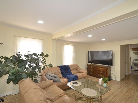 4th image of 224 Gordon St #2