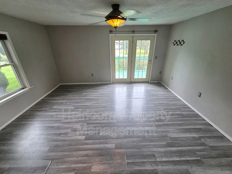3 bed, 1.0 bath, 1160 sqft, $1,800 — Photo 3