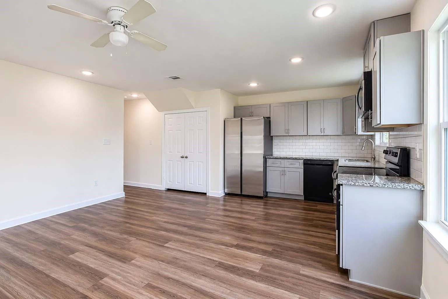 3 bed, 2.0 bath, 2320 sqft, $1,650 — Photo 2
