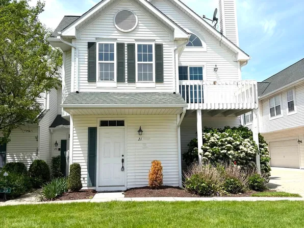 21 Vista Cir, North Olmsted, OH 44070