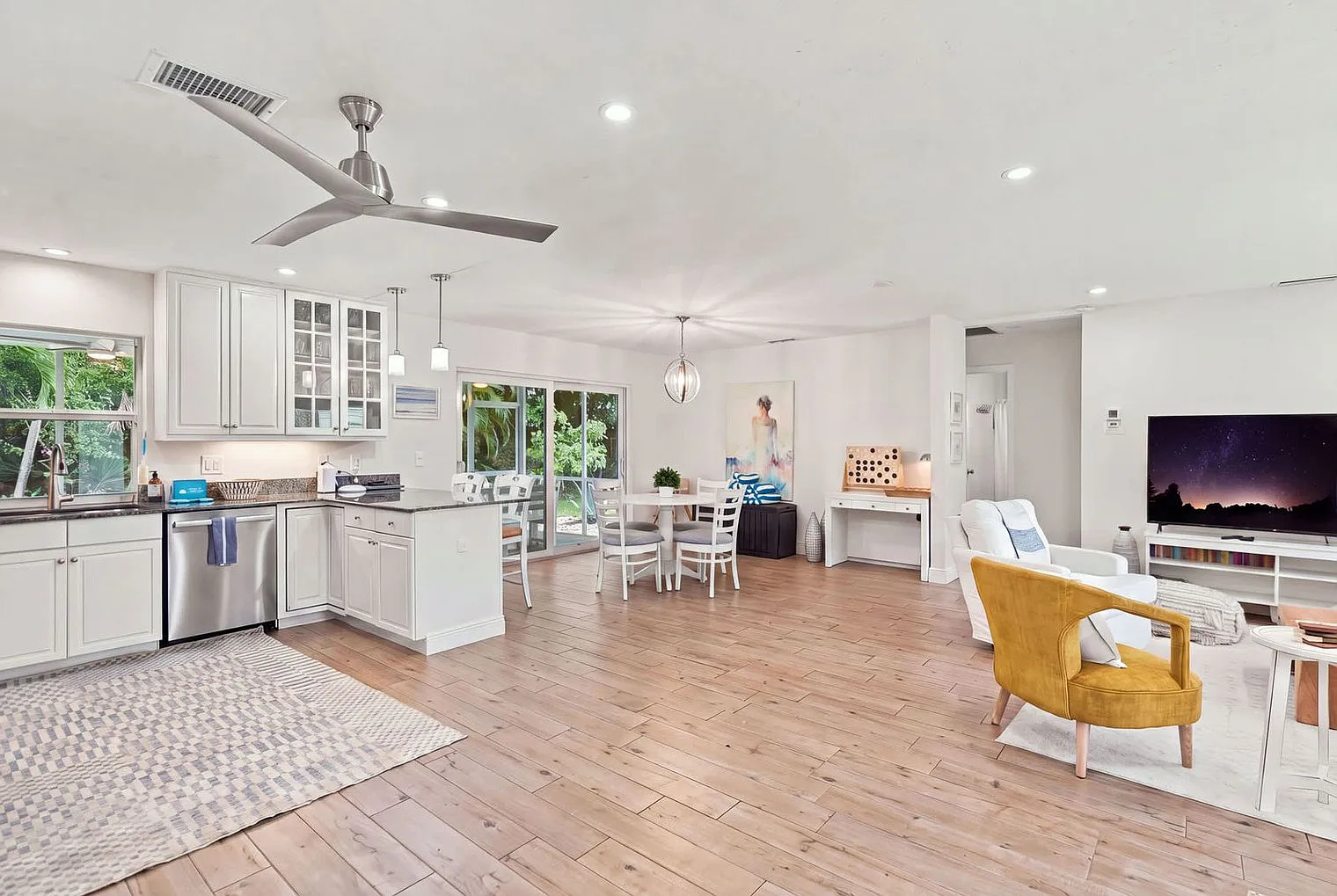 3 bed, 2.0 bath, 1367 sqft, $4,707 — Photo 4