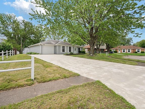 3rd image of 1908 Versailles Dr