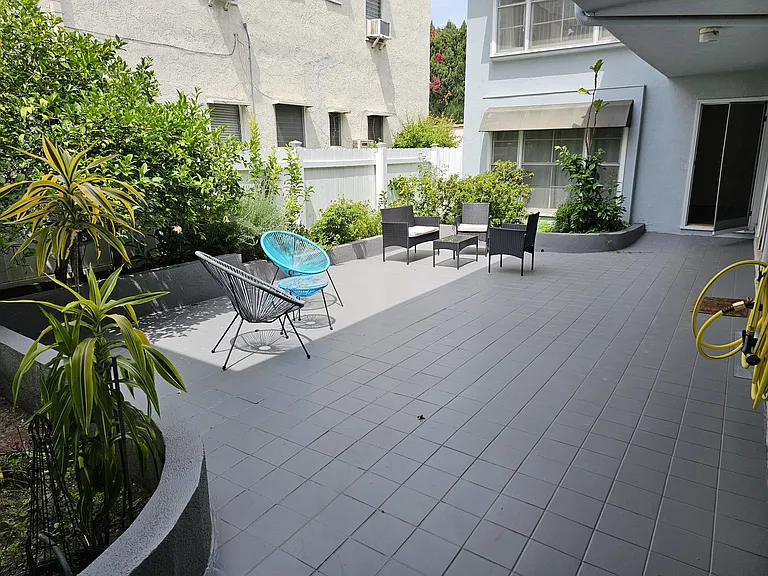 236 S Rexford Dr #1/4 — Photo 15