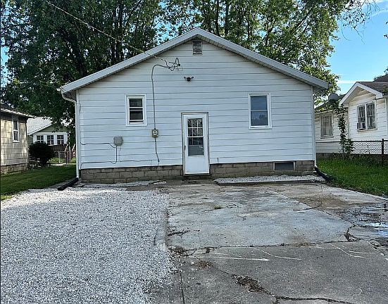 3rd image of 812 W 5th St