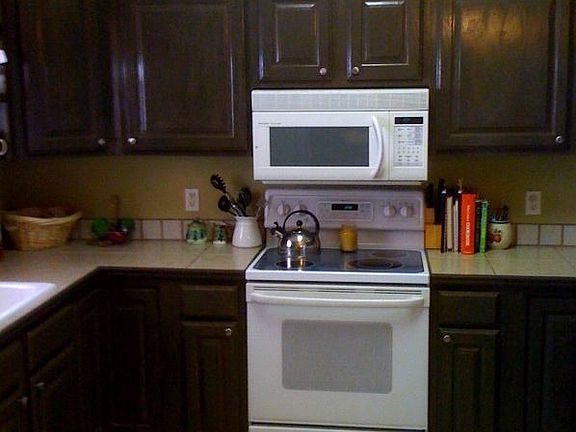 Tile on Floorsw/tile coutnertops,overhang microwave,flat top oven