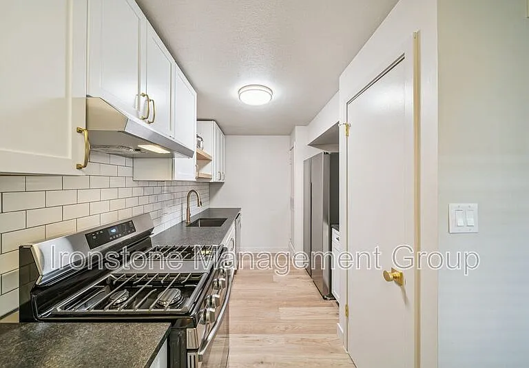 109 S 9th St #206 — Photo 29