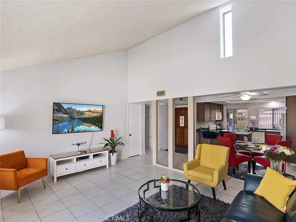 2 bed, 982 sqft, $3,200 — Photo 2