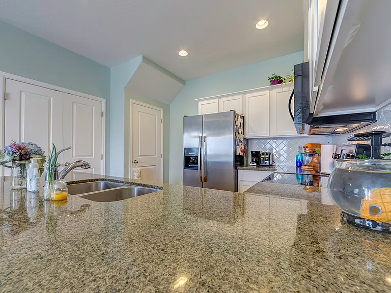 4253 N Cresthaven Ln — Photo 7