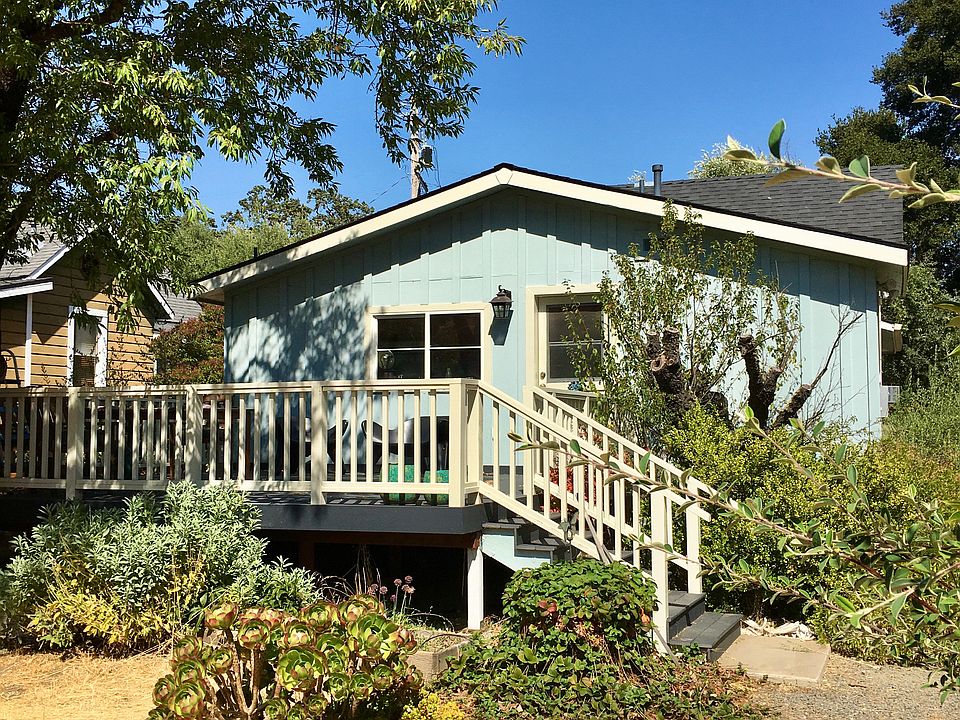 Back deck & entrance.