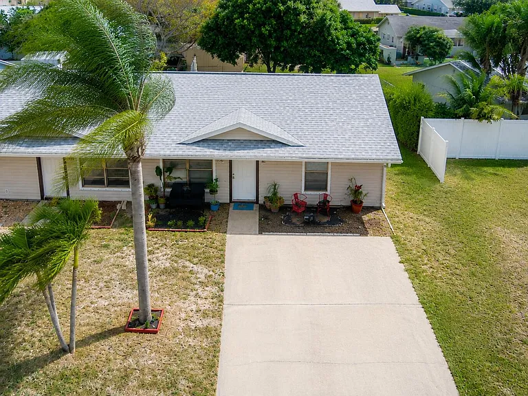 8997 SE Sandy Ln — Photo 1