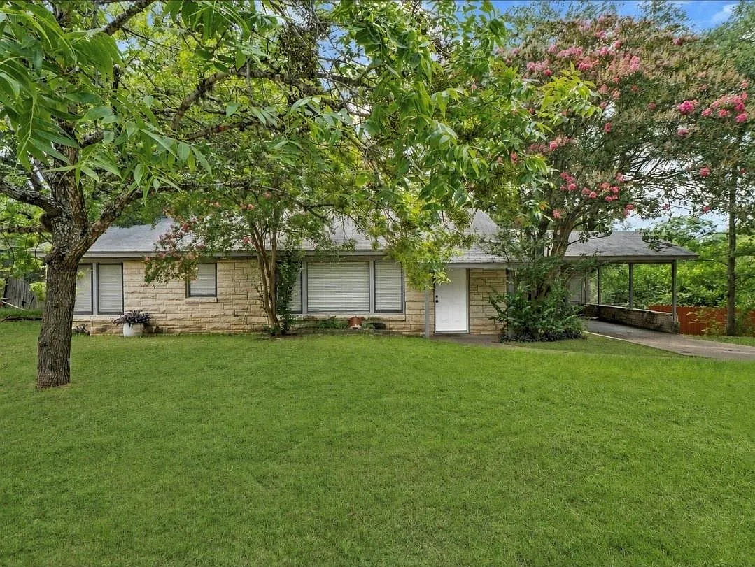 3 bed, 1.0 bath, 1278 sqft, $1,995 — Photo 1