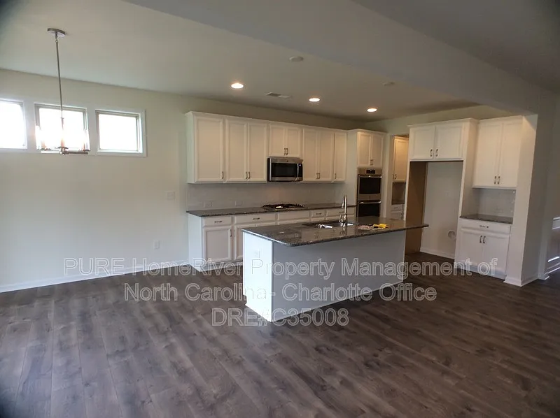 5 bed, 4.0 bath, 2934 sqft, $2,849 — Photo 4