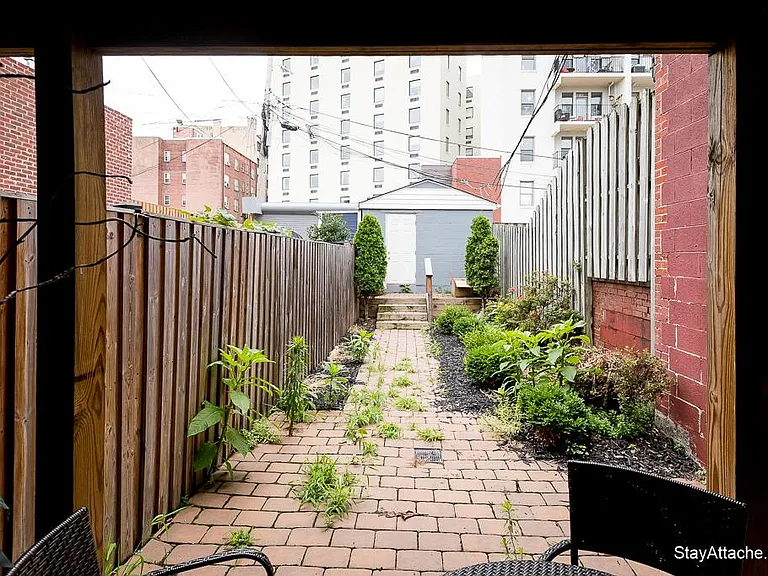 221 E St NE — Photo 34
