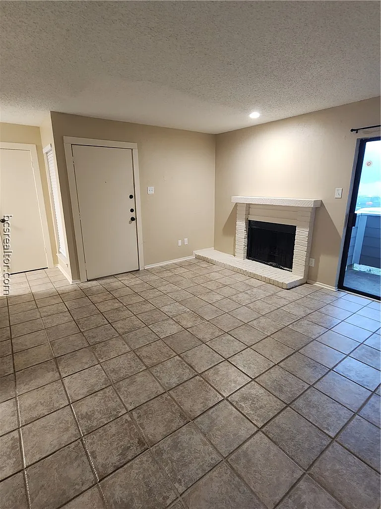 1 bed, 1.0 bath, 688 sqft, $895 — Photo 2