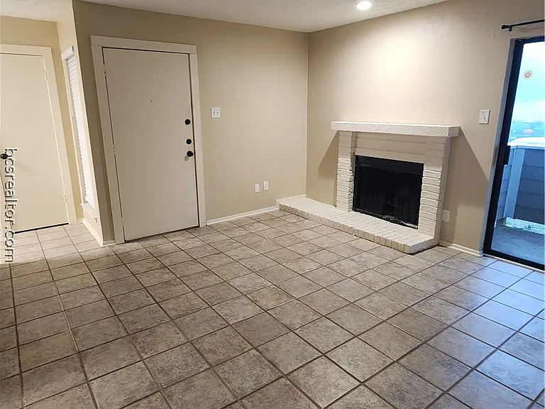 1901 Holleman Dr W #201 — Photo 2