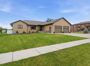 1529 Torrey Pines Ave, Mitchell, SD 57301