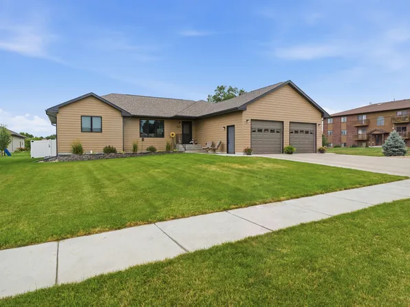 1529 Torrey Pines Ave, Mitchell, SD 57301
