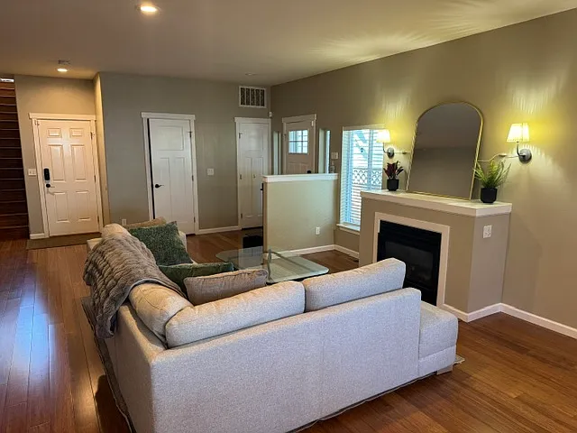 4 bed, 1970 sqft, $4,300 — Photo 3