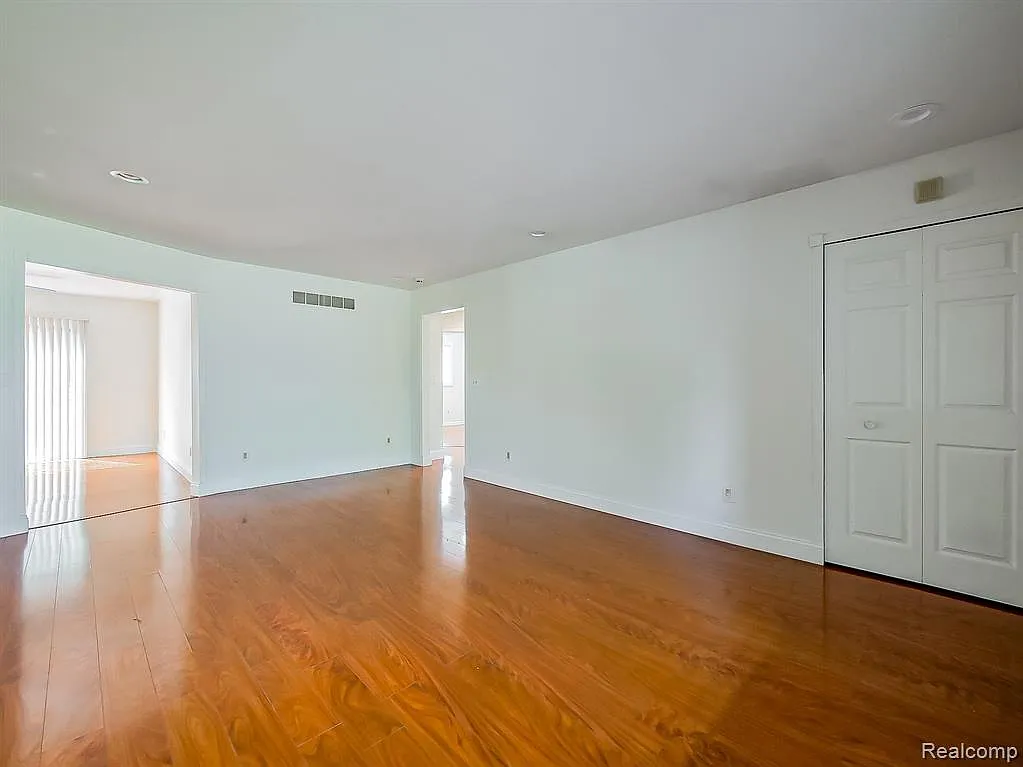 3 bed, 2.0 bath, 1196 sqft, $2,700 — Photo 4