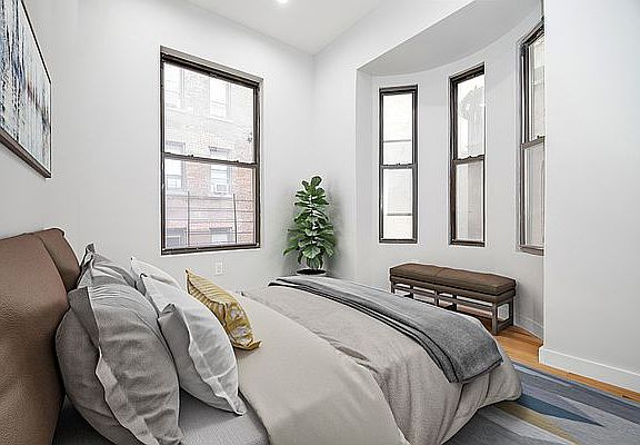 2nd image of 117 W 57th St APT 4B