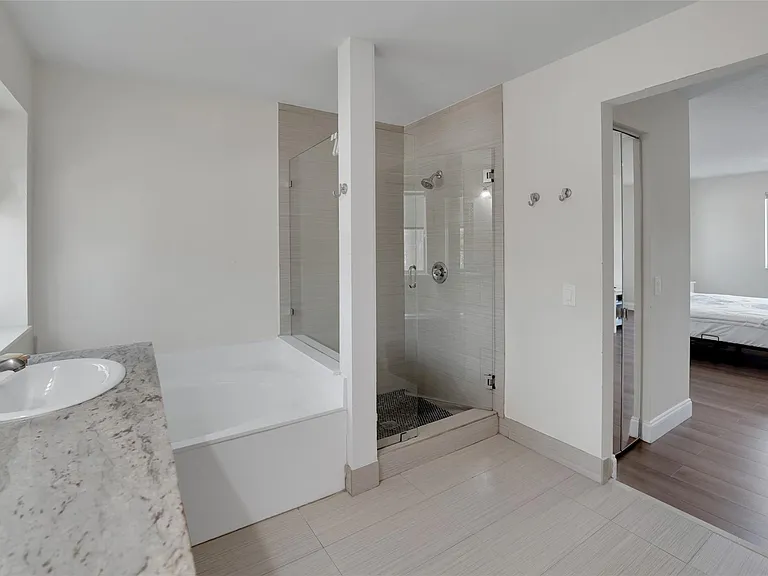 1070 Bluewood Ter — Photo 34