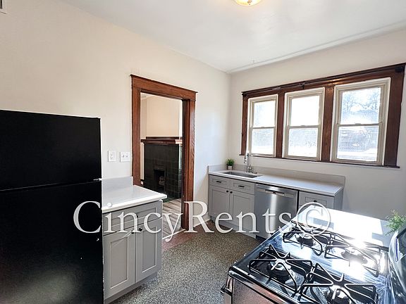 4th image of 3138 Bishop St APT 1