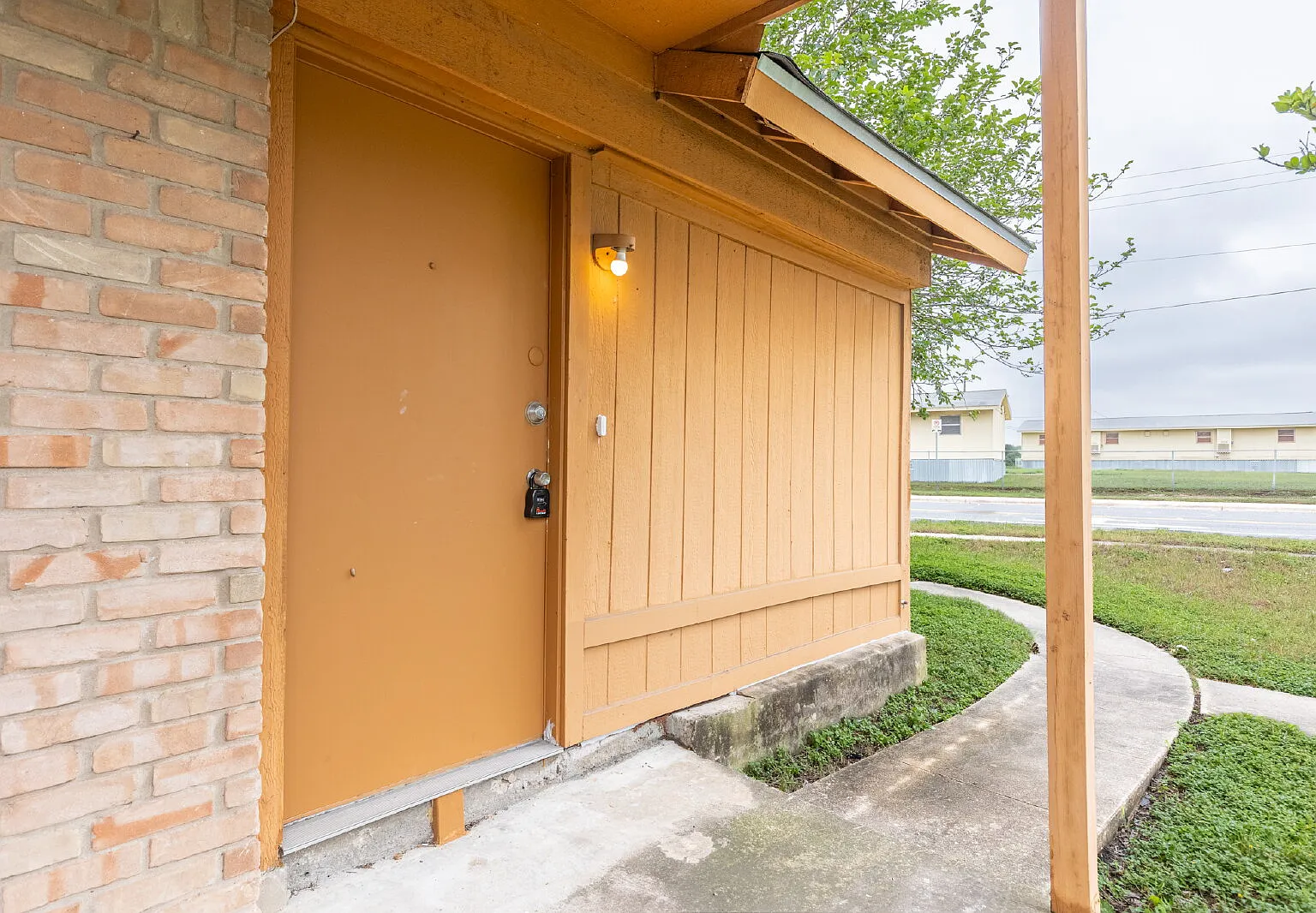 2 bed, 1.0 bath, 1905 sqft, $1,395 — Photo 3