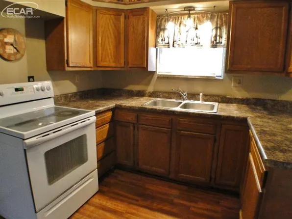 6274 E Court St S, Burton, MI 48509