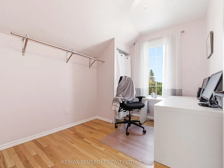 566 Perth St — Photo 31