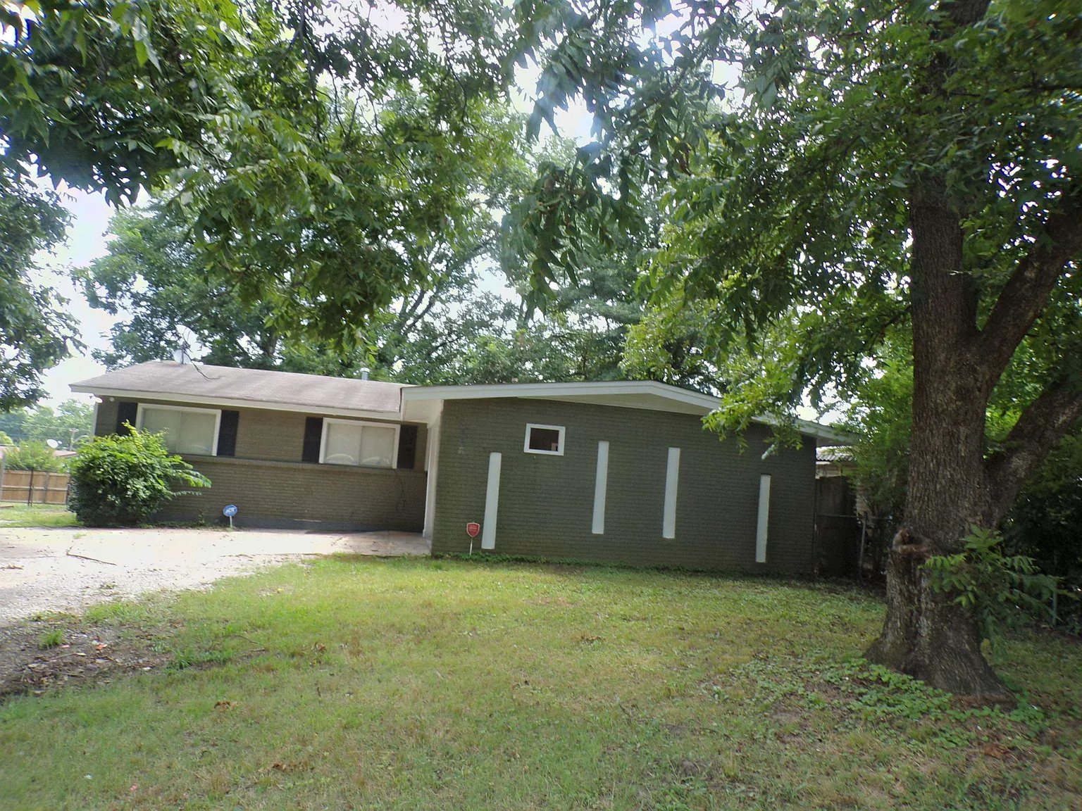 3 bed, 1.0 bath, 1161 sqft, $1,250 — Photo 1