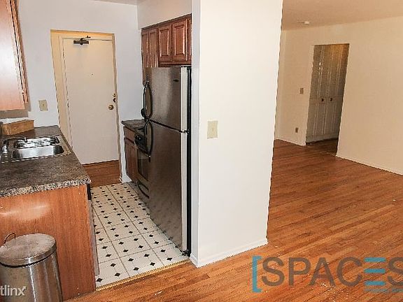 5th image of 521 W Briar Pl APT 412