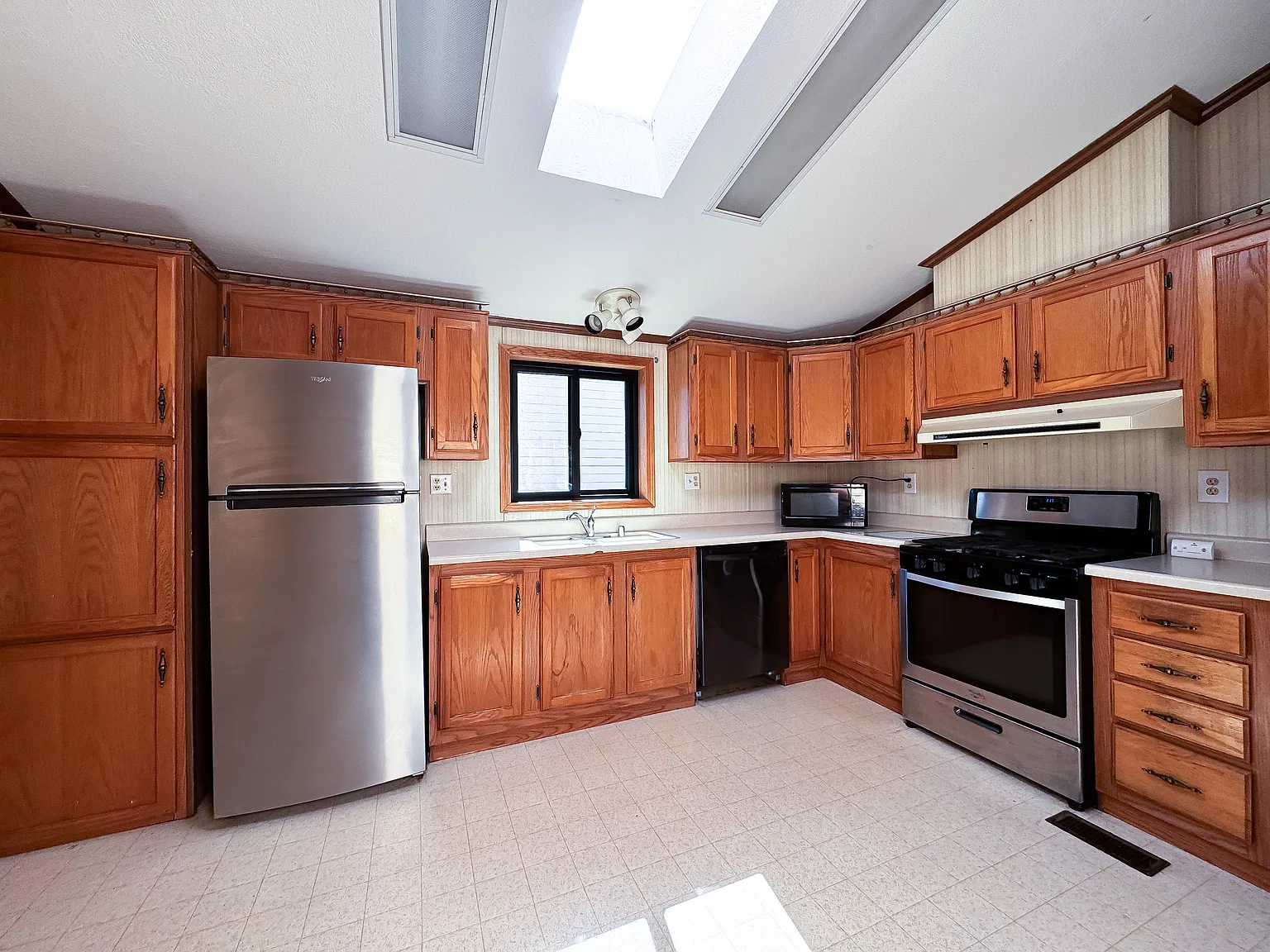 3 bed, 1063 sqft, $2,100 — Photo 3
