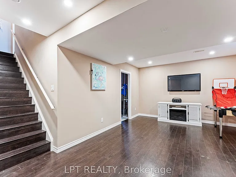 82 Nathan Cres — Photo 30