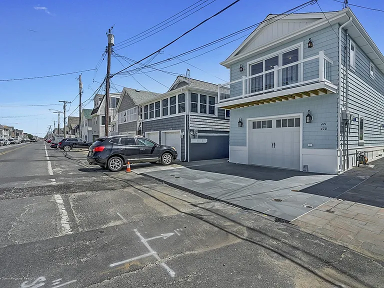 420 1st Ave — Photo 15
