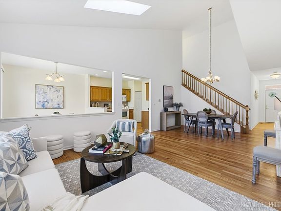 5th image of 869 Cambridge Dr