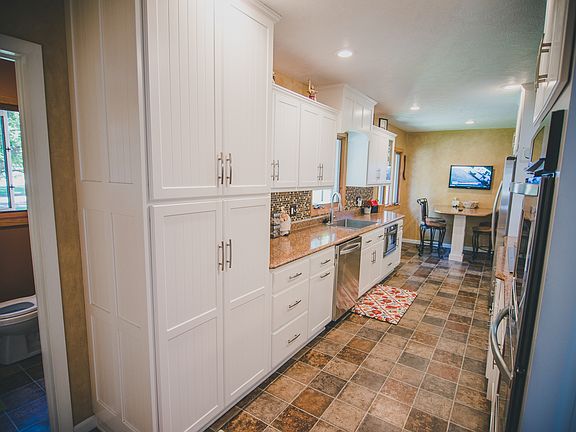3rd image of 724 N Estey St